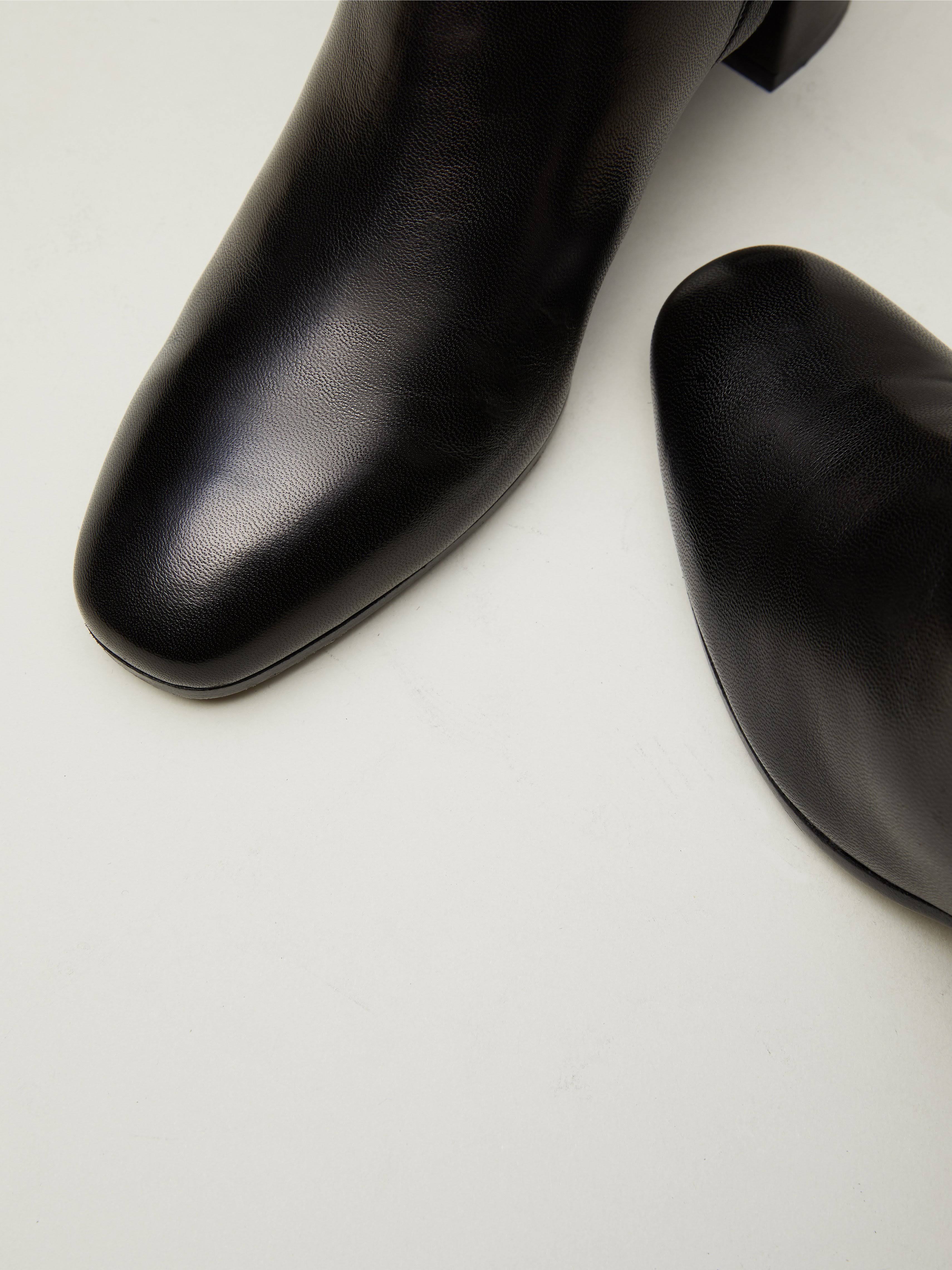 Black Leather Wrapped Heel Shoes B3512